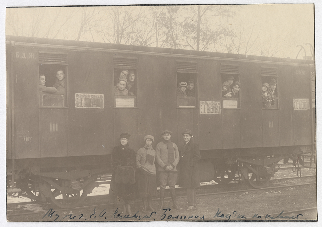Jurijs Jurovskis (pirmais no labās) Jeļenas Poļevickas trupā // Foto no RTMM arhīva, inv.nr. 171639.